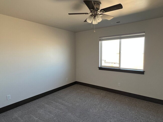 Building Photo - 3 Bed 2.5 Bath with double attached garage in Belgrade