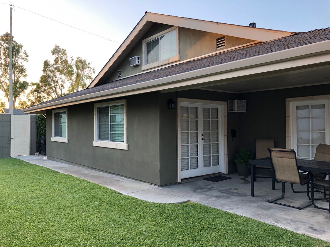 Outside Entry - 976 S Cunningham Dr