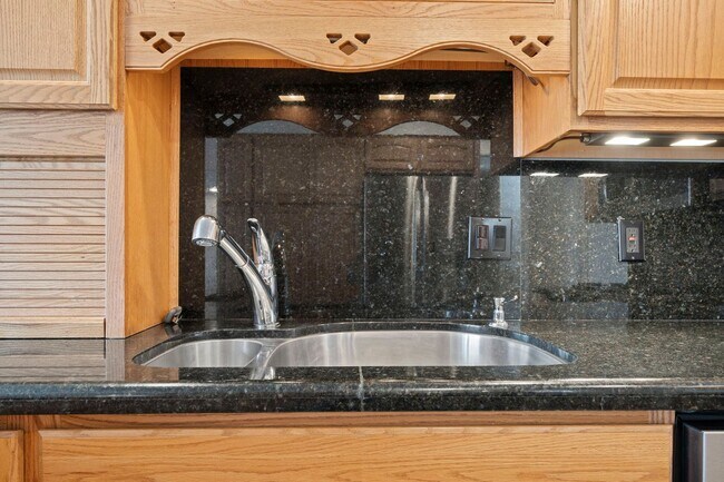 Foto del edificio - Mid-Century Modern home with stunning views _ Pets Welcome!