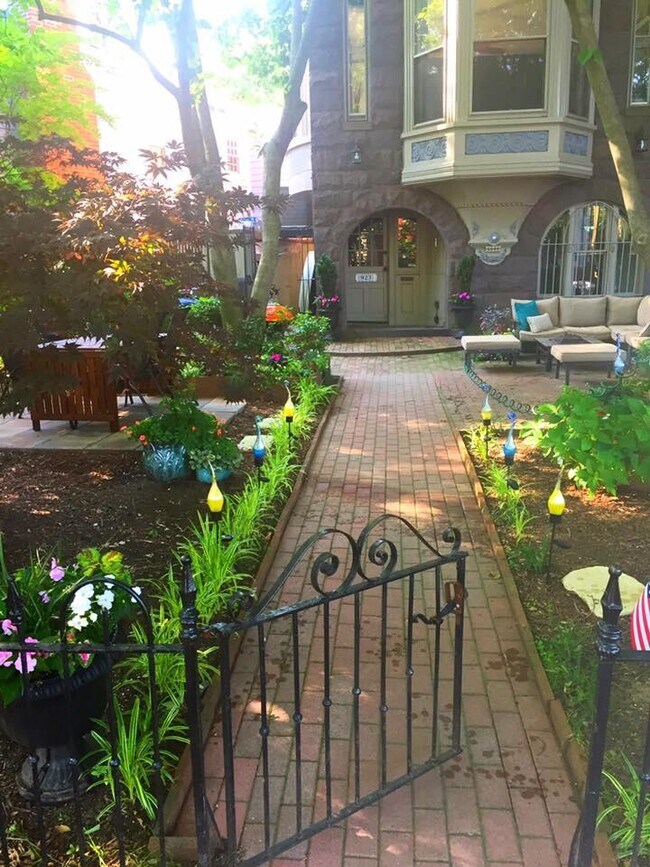 Front patio common area - 923 N Carolina Ave SE