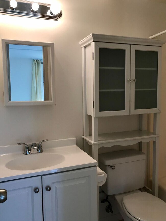 Foto del edificio - 2/2/1 with Den/3rd Bedroom (Elec, Water, Sewer, Hot Water, Gas Included in Rent!)