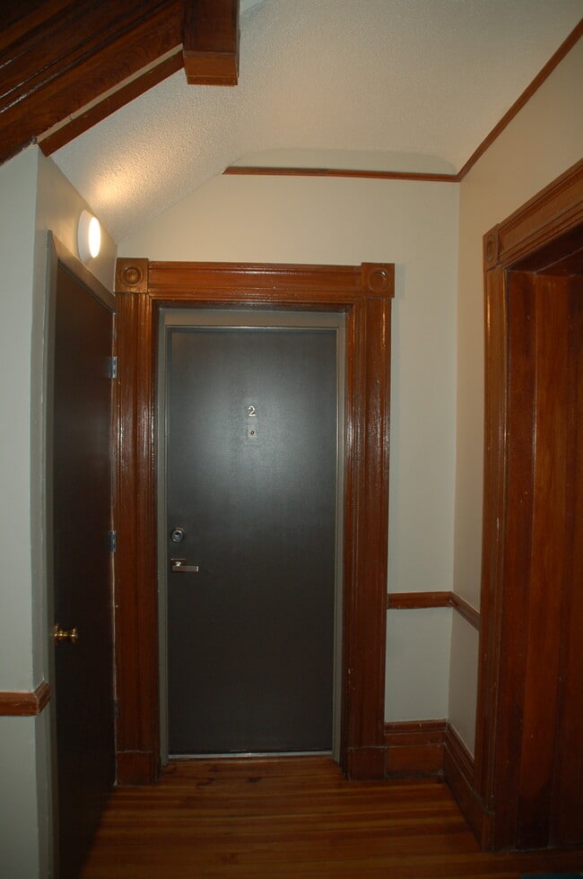 Building Photo - 842 Park Ave