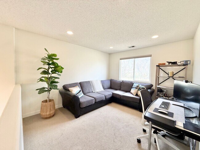 Foto del edificio - Beautifully Remodeled Home Backing to Open Space & High Line Canal Trail!