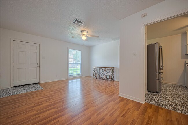 Foto del edificio - 5513 Fairdale Ln