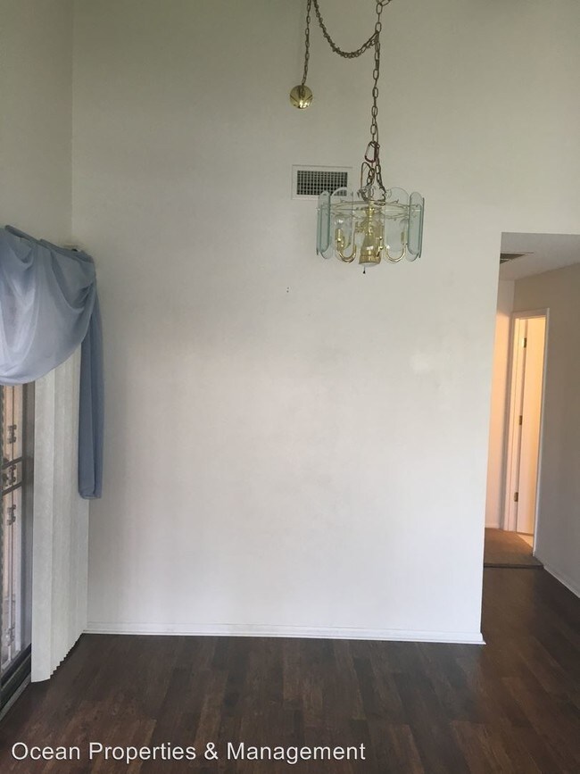 Building Photo - 2 br, 2 bath House - Country Club Dr., 11B