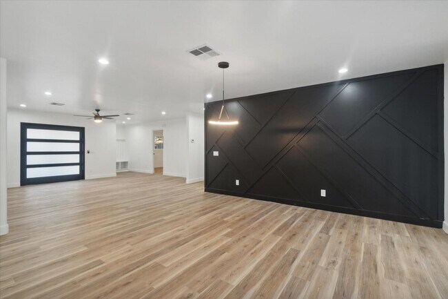 Foto del edificio - 8525 E Clarendon Ave