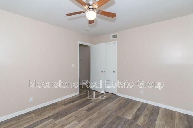 Building Photo - 1052 Enoch Dr