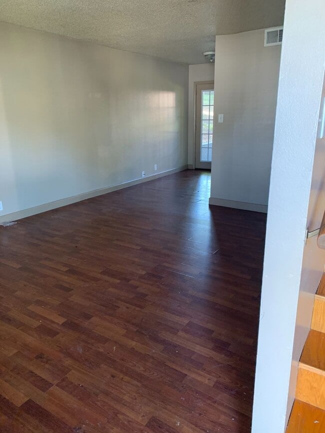 Building Photo - 2B/1B Townhome