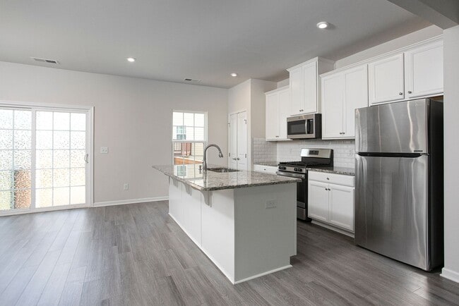 Building Photo - Beautiful 3 bedroom, 2.5 bath townhome in RTP Available August 15!
