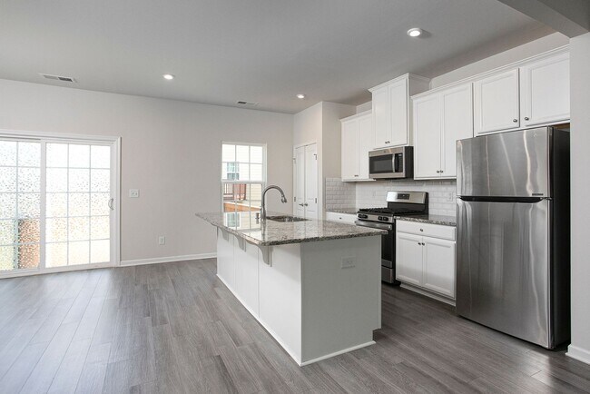 Foto del edificio - Beautiful 3 bedroom, 2.5 bath townhome nea...