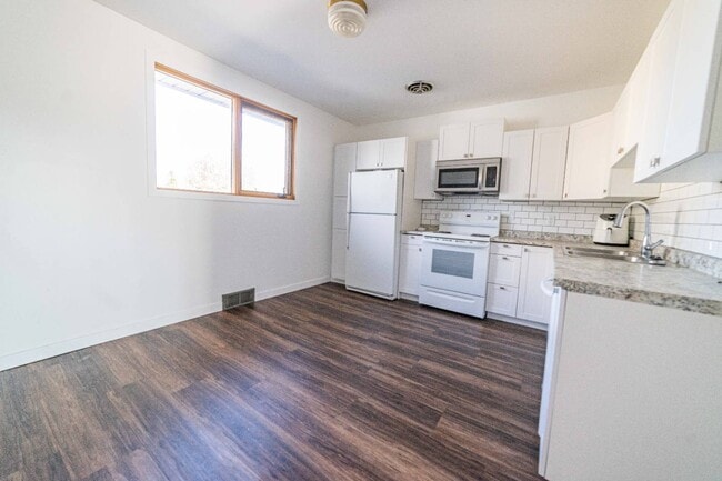 Building Photo - 368 Dufferin St