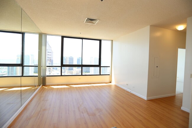 Foto del edificio - Royal Capitol Plaza 1/1/1 - $2,500