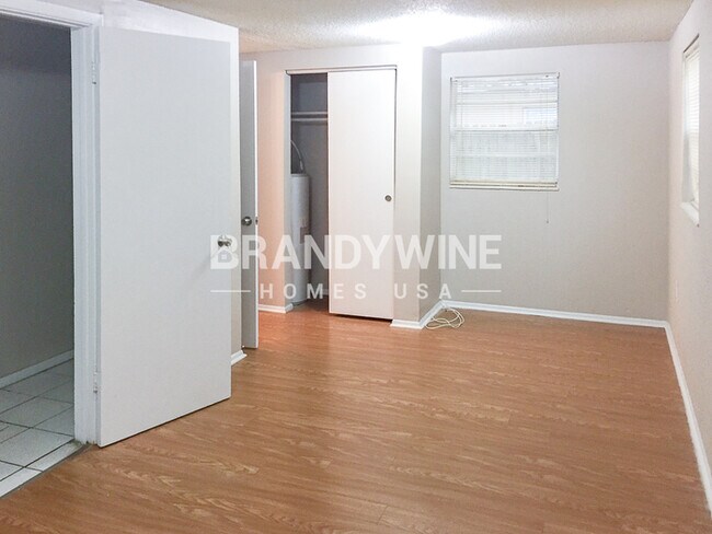 Building Photo - 10112 N Lantana Ave