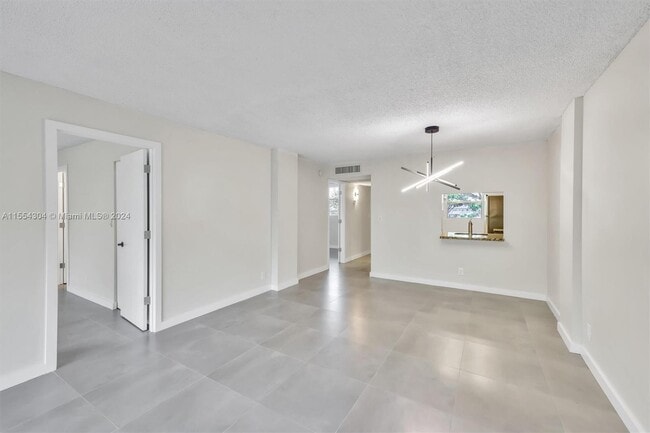 Building Photo - 105 Royal Pk Dr