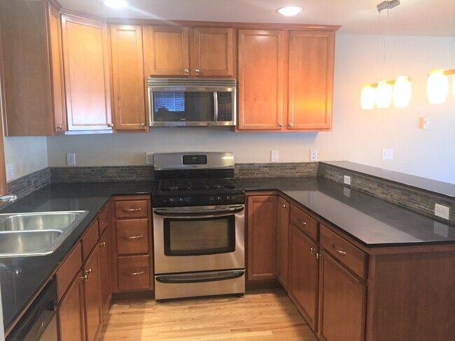 Foto del edificio - Warm and Welcoming Northgate Townhome