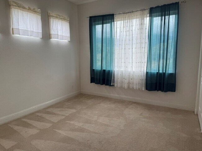 Foto del edificio - Beautiful 3 bed home with 3 car garage in Indian Hills behind Target