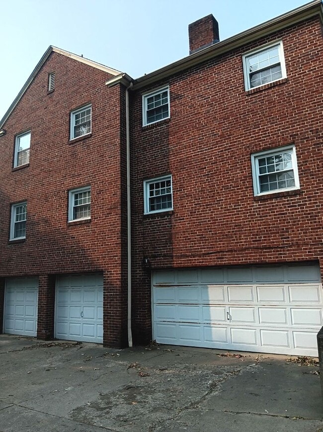 Building Photo - 805 Somerset Dr