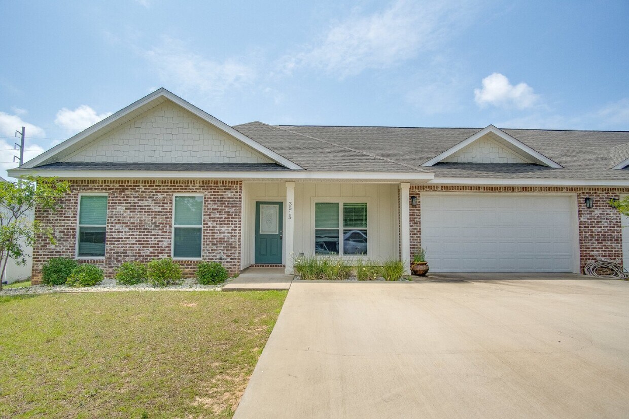 Primary Photo - Stunning 3 Bedroom townhome in Gulf Breeze...