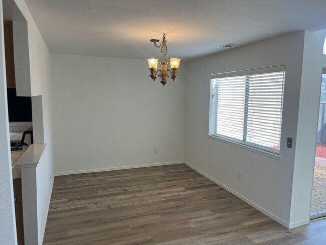 Building Photo - Lovely 2 Bedroom Home in Pinole Shores