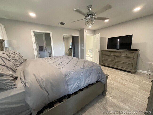 Foto del edificio - 5574 Royal Lake Cir