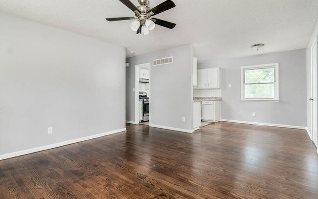 Building Photo - 3 Bed 2 Bath Remodeled Home