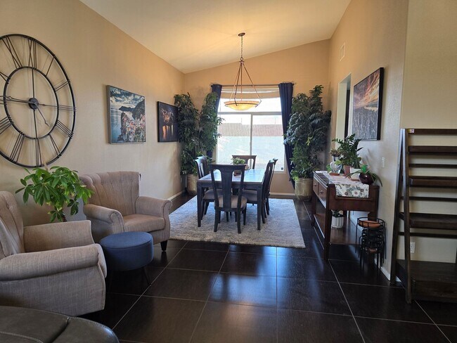 Foto del edificio - 2 story, 2 car garage, 5 bedroom, coveredpatio, All appliances. move in ready home with solar inc...