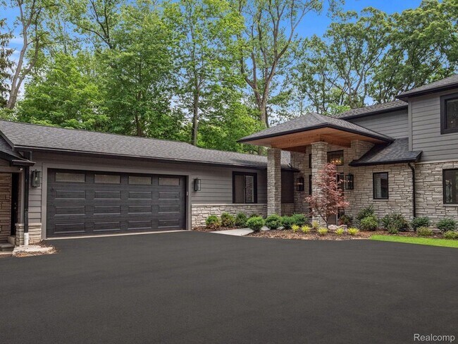 Foto del edificio - 3511 Lakecrest Dr