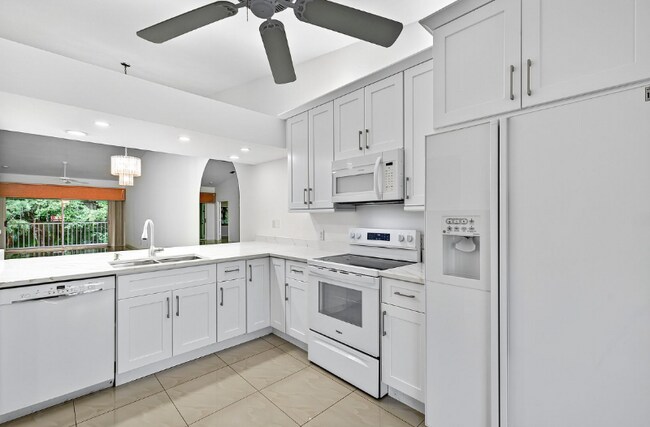 Foto del edificio - 2325 Hidden Lake Dr