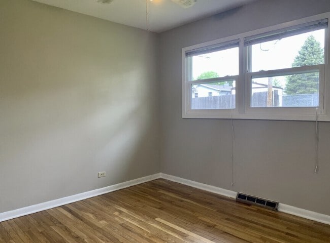 Building Photo - 1622 Oak Ln