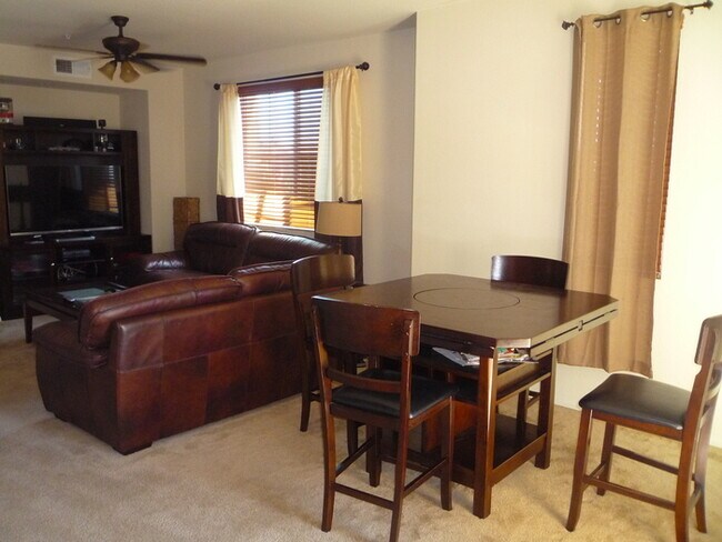 Building Photo - Tri-level Townhome facing Park