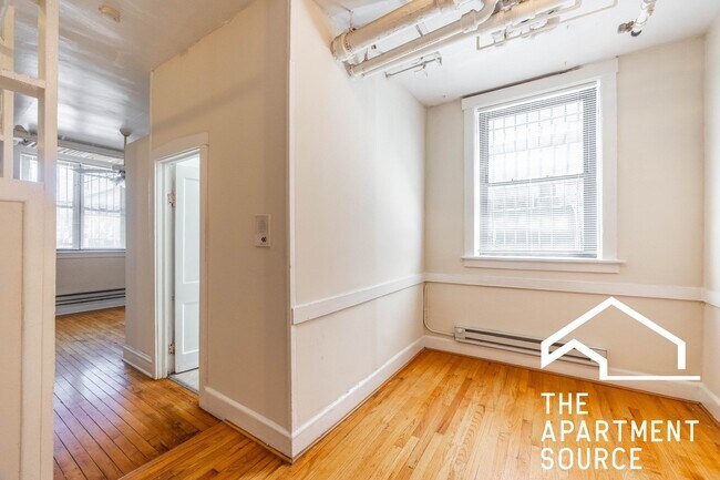 Photo - 947 W Cornelia Ave (Chicago, IL) Apartment