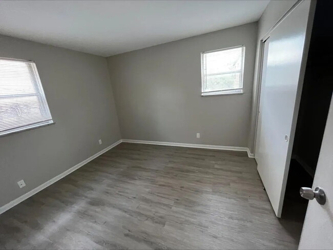 Building Photo - Spacious 2BD near downtown Columbus with parking, W/D hookups & secured access. Updated kitchen, ...