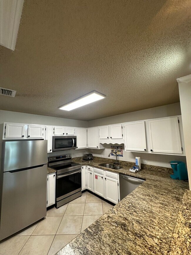 Foto del edificio - Furnished Townhome within walking distance...