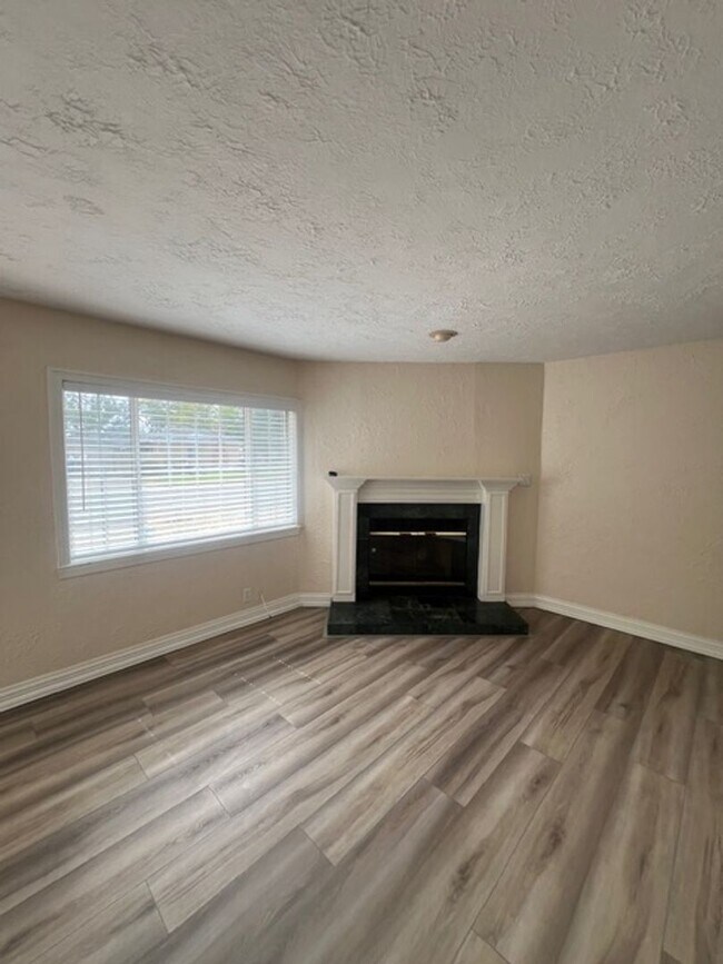 Foto del edificio - Beautiful 2 Bed and 1 Bath Home with 1 Car Garage Rent $1,995.00