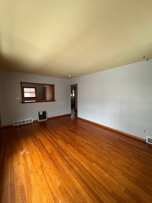 Foto del edificio - Three bedroom one bathroom home for rent