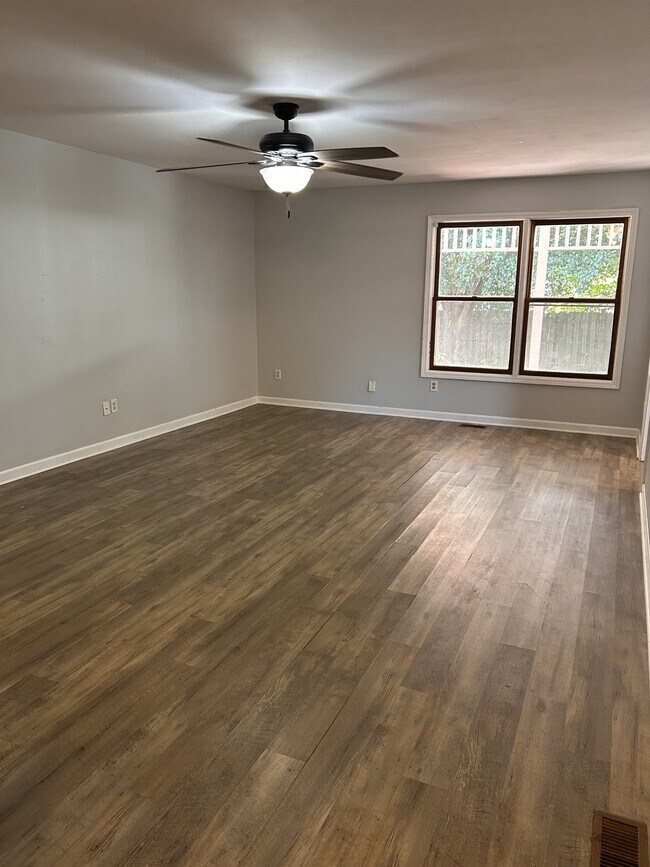 Foto del edificio - 4618 Iron Cir