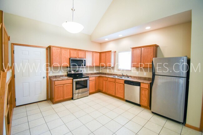 Building Photo - 3 Bedroom 2.5 Bathroom end unit home in Urbandale!!!