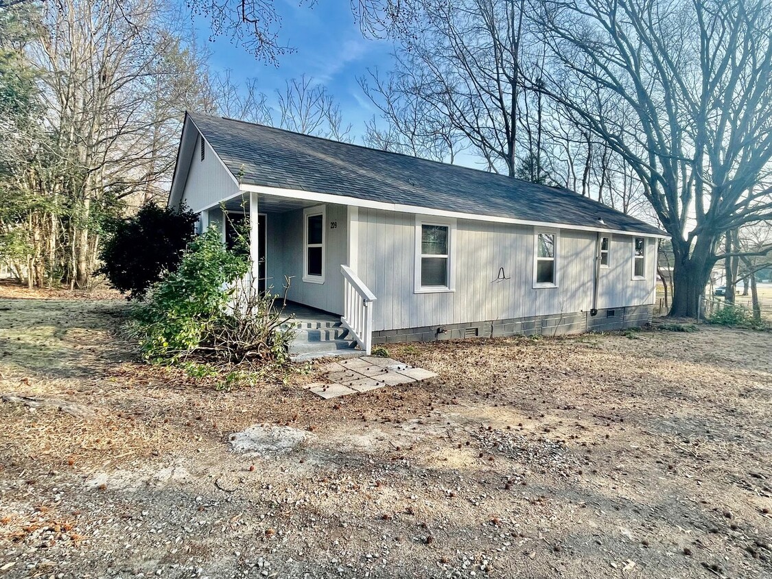 Primary Photo - Must view this 2 bedroom, 1 bath home | Lo...