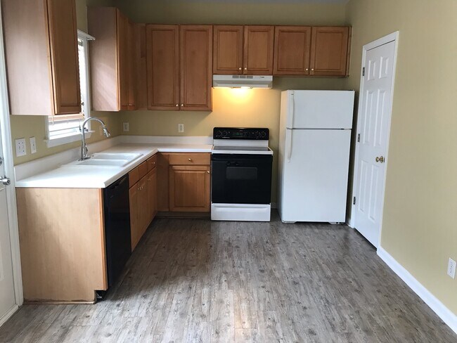 Building Photo - 2845 Bennington Dr