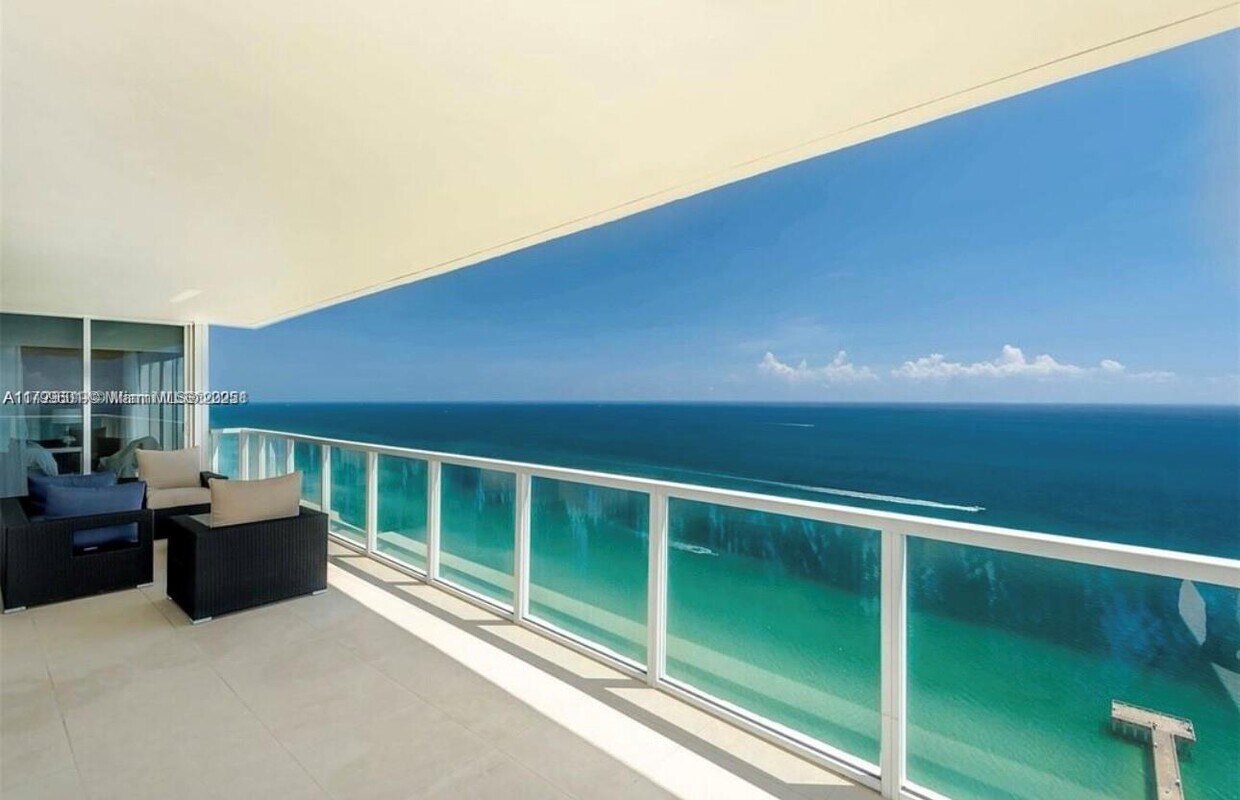 Foto principal - 16699 Collins Ave