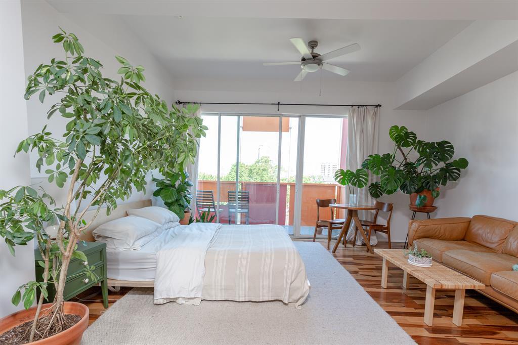 Foto principal - 1200 E 11th St