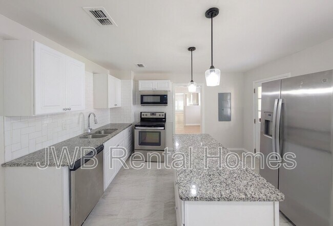 Building Photo - 1211 E 13th St