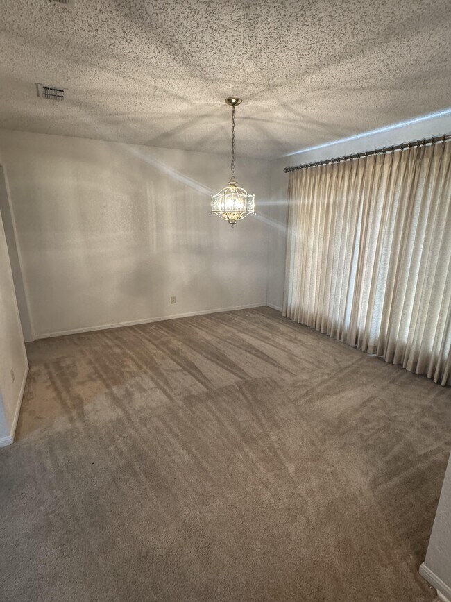 Building Photo - 206 Redwood Cir