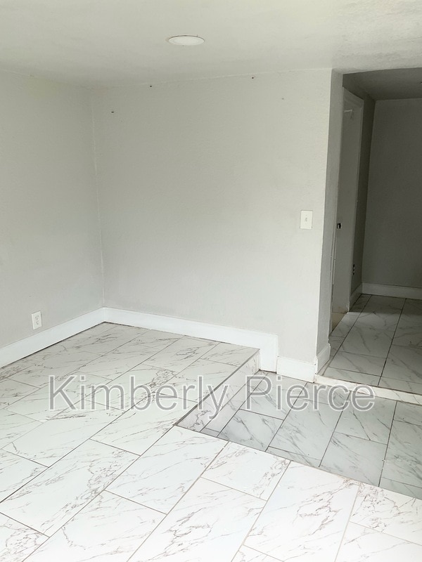 Building Photo - 1356 W 24th St