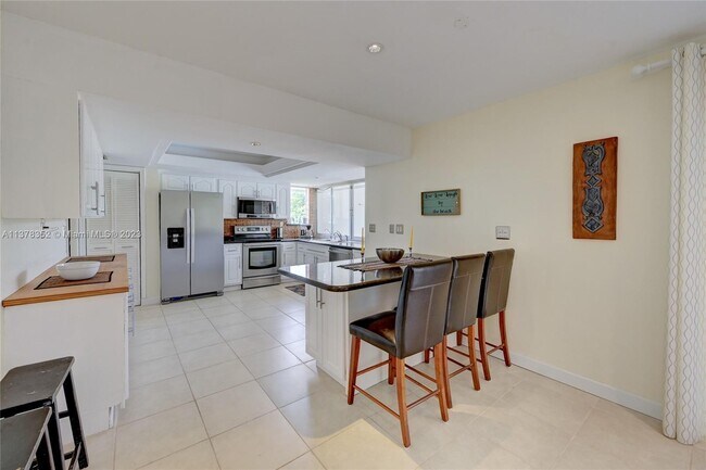 Building Photo - 980 Renmar Dr