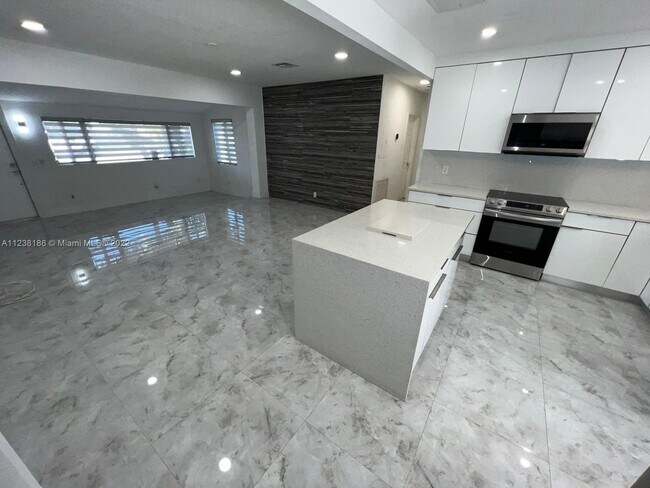 Building Photo - 1555 SW 21st Way