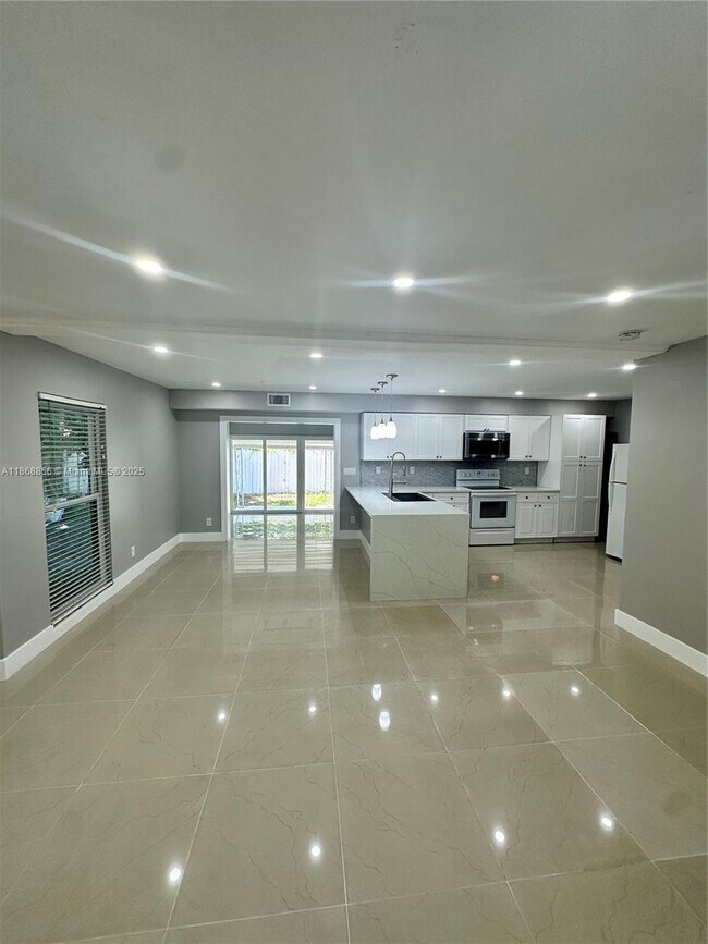 Foto del edificio - 8003 NW 70th Ave