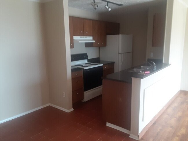 Foto del edificio - 4240 Village Pkwy Cir E