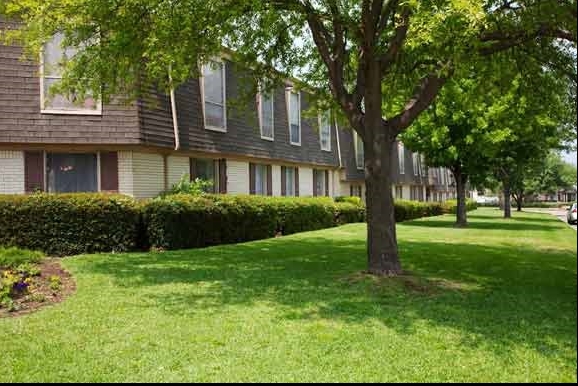 Primary Photo - Glen Oaks Apartments