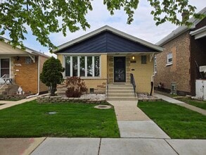 Building Photo - 5822 W 64th Pl